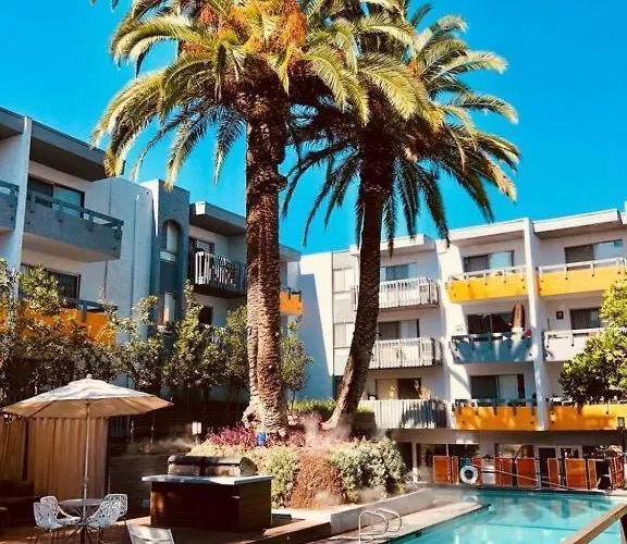 Hollywood Studio With Pool And Balcony