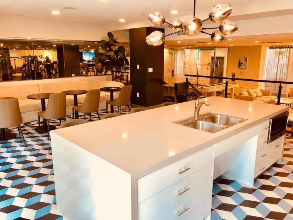 Hollywood Studio With Pool And Balcony Apartamento *